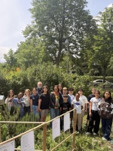 Einweihung im Schulgarten mit der 4b und „Yuki liest“