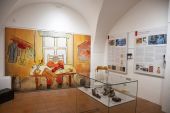 In der Ausstellung mit großformatiger Illustration eines müden Kindes